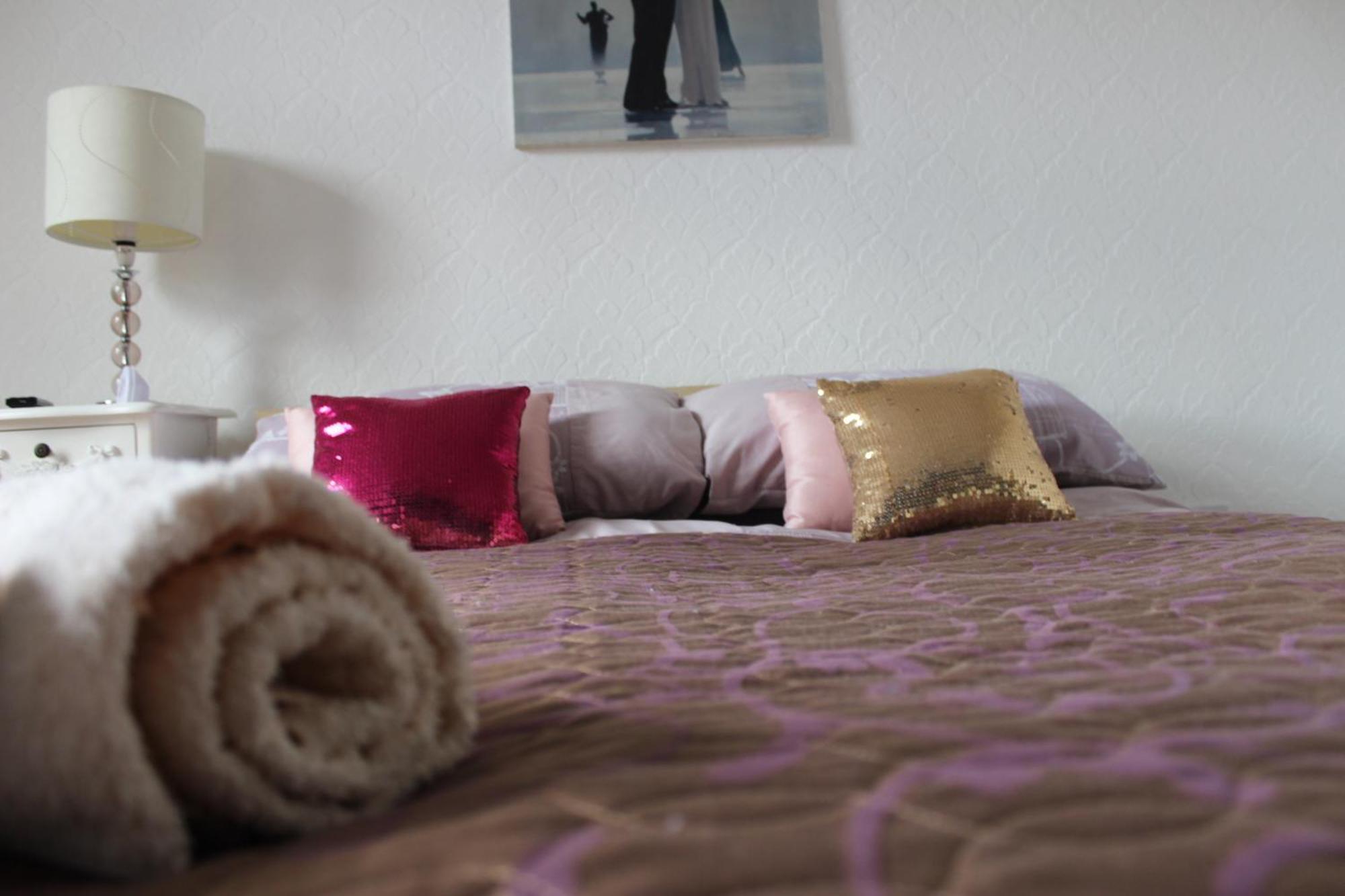 Mother-In-Law Guest House Hotel Leeds ลีดส์ ภายนอก รูปภาพ