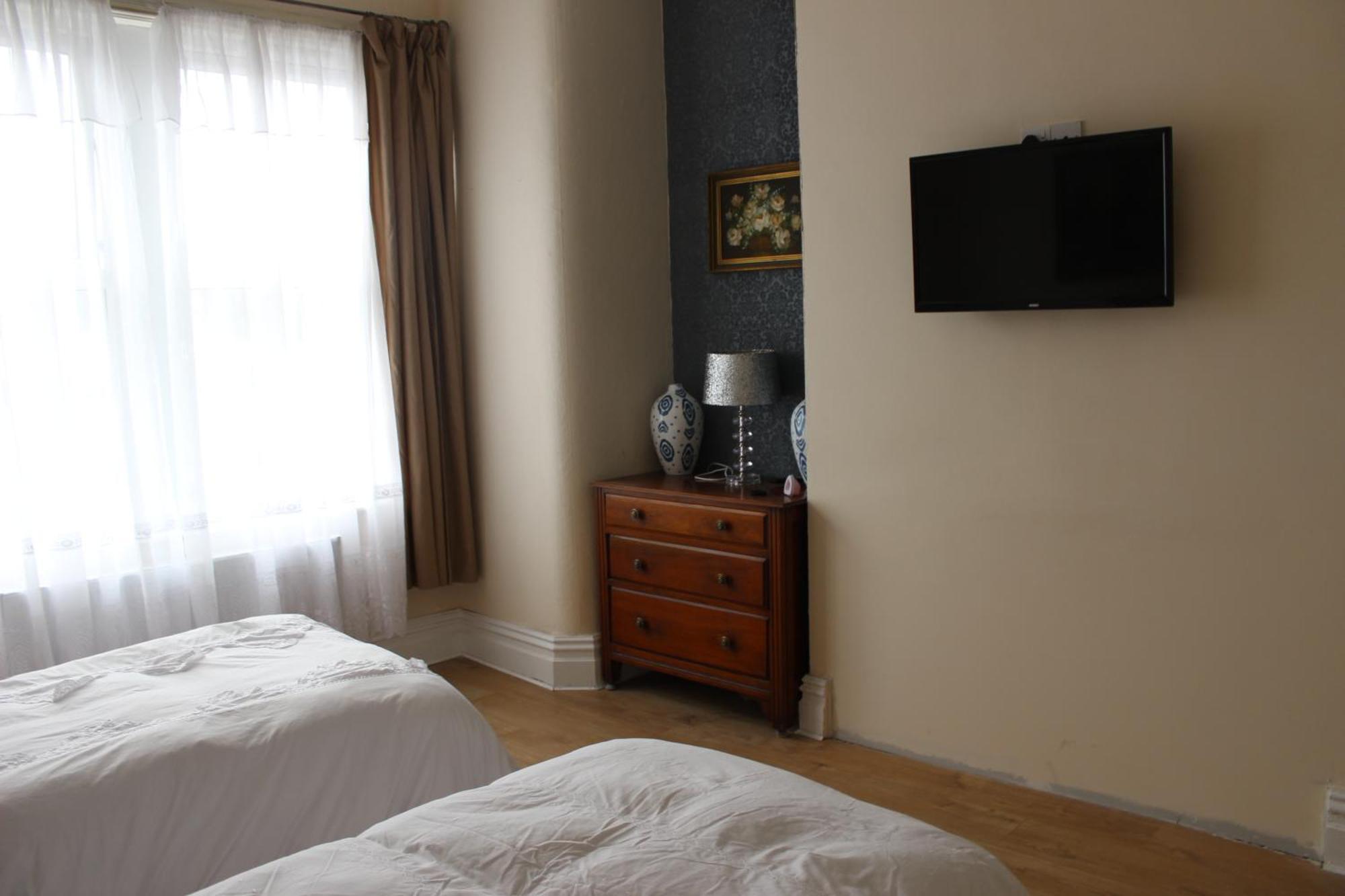 Mother-In-Law Guest House Hotel Leeds ลีดส์ ภายนอก รูปภาพ