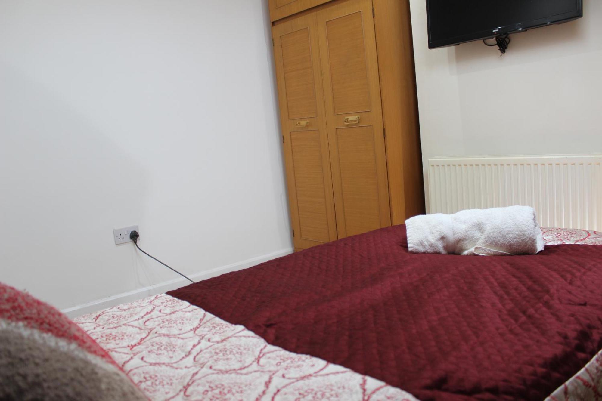 Mother-In-Law Guest House Hotel Leeds ลีดส์ ภายนอก รูปภาพ