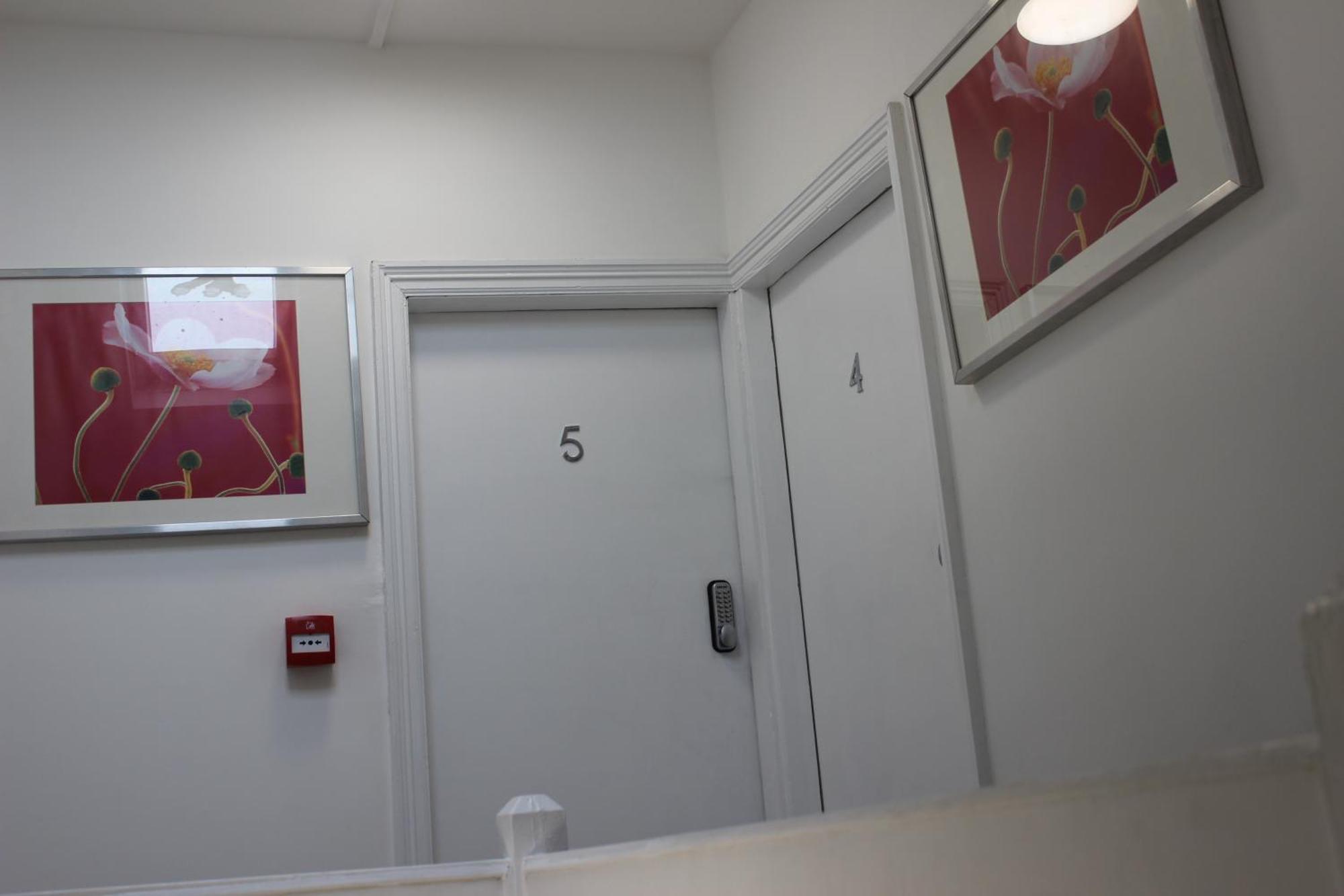 Mother-In-Law Guest House Hotel Leeds ลีดส์ ภายนอก รูปภาพ