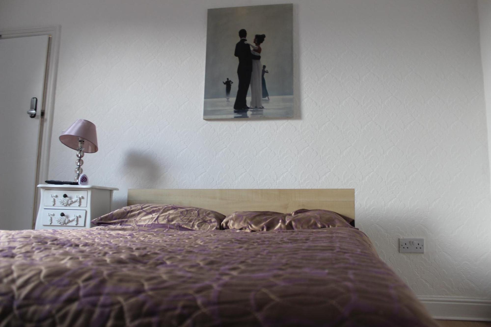 Mother-In-Law Guest House Hotel Leeds ลีดส์ ภายนอก รูปภาพ