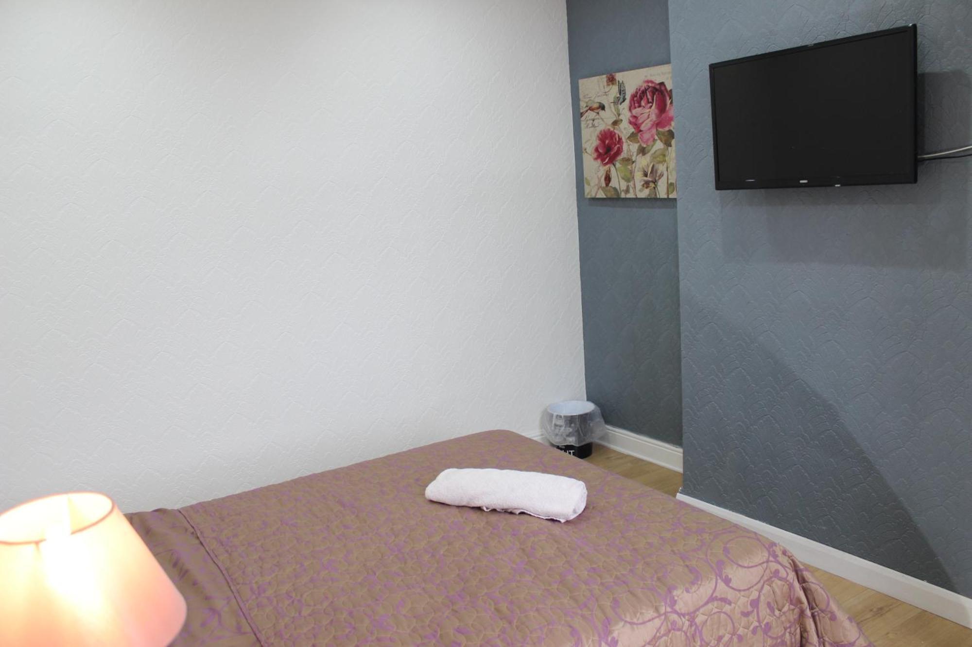 Mother-In-Law Guest House Hotel Leeds ลีดส์ ภายนอก รูปภาพ