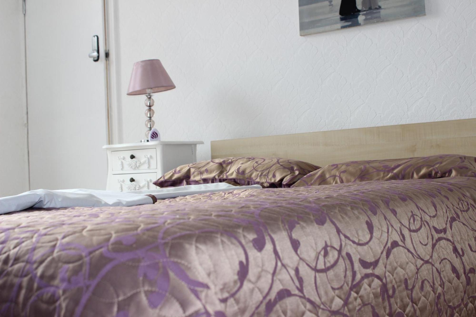 Mother-In-Law Guest House Hotel Leeds ลีดส์ ภายนอก รูปภาพ