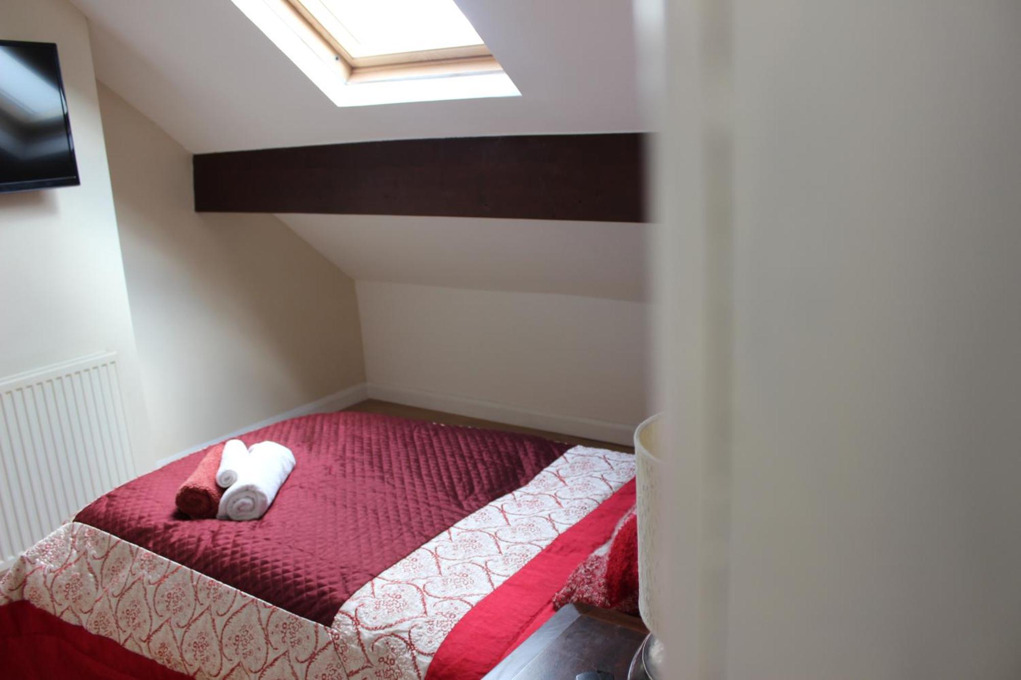 Mother-In-Law Guest House Hotel Leeds ลีดส์ ภายนอก รูปภาพ