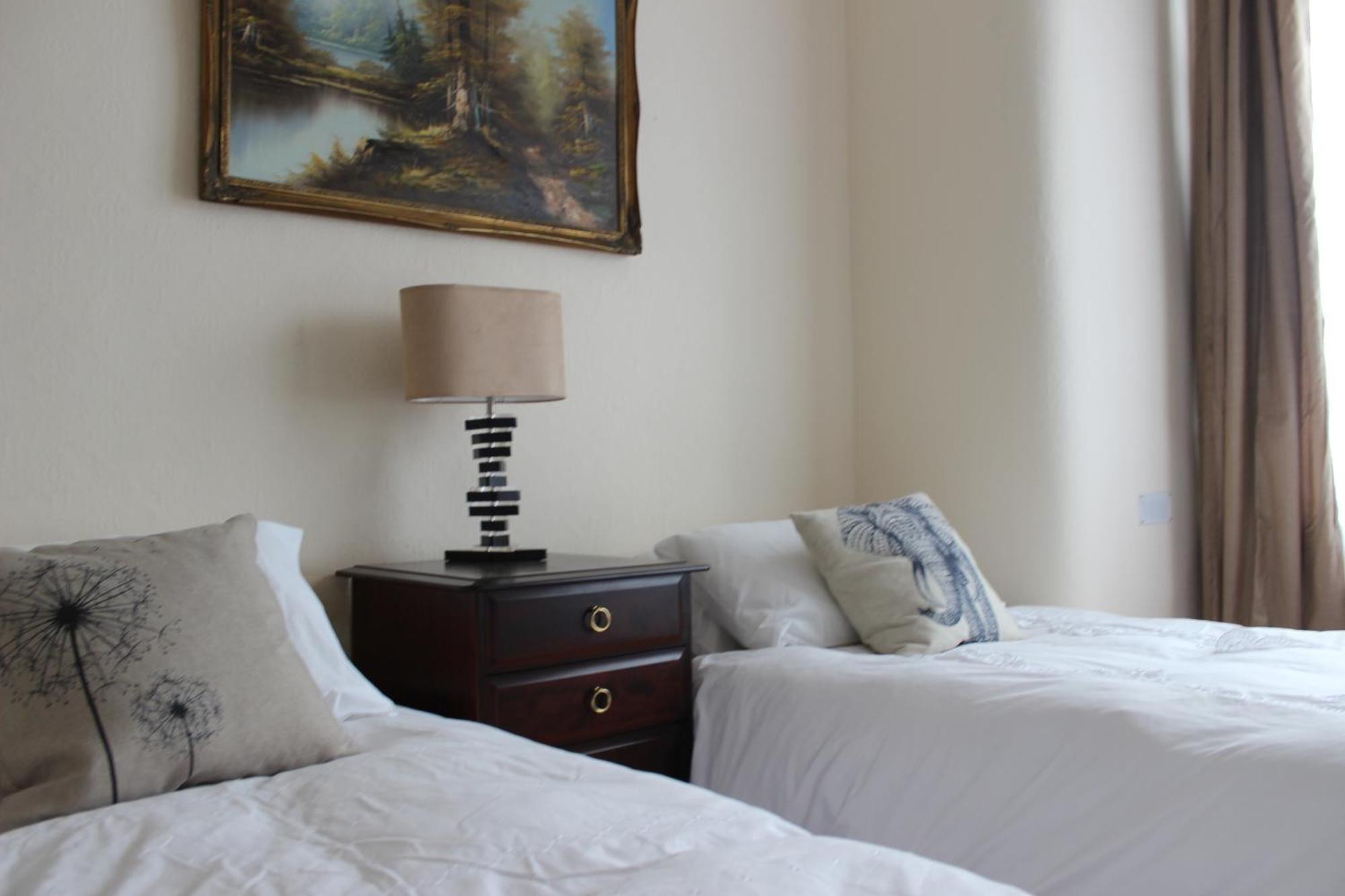 Mother-In-Law Guest House Hotel Leeds ลีดส์ ภายนอก รูปภาพ