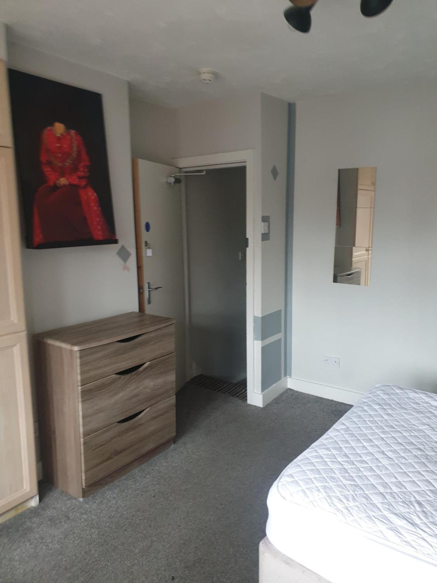 Mother-In-Law Guest House Hotel Leeds ลีดส์ ภายนอก รูปภาพ