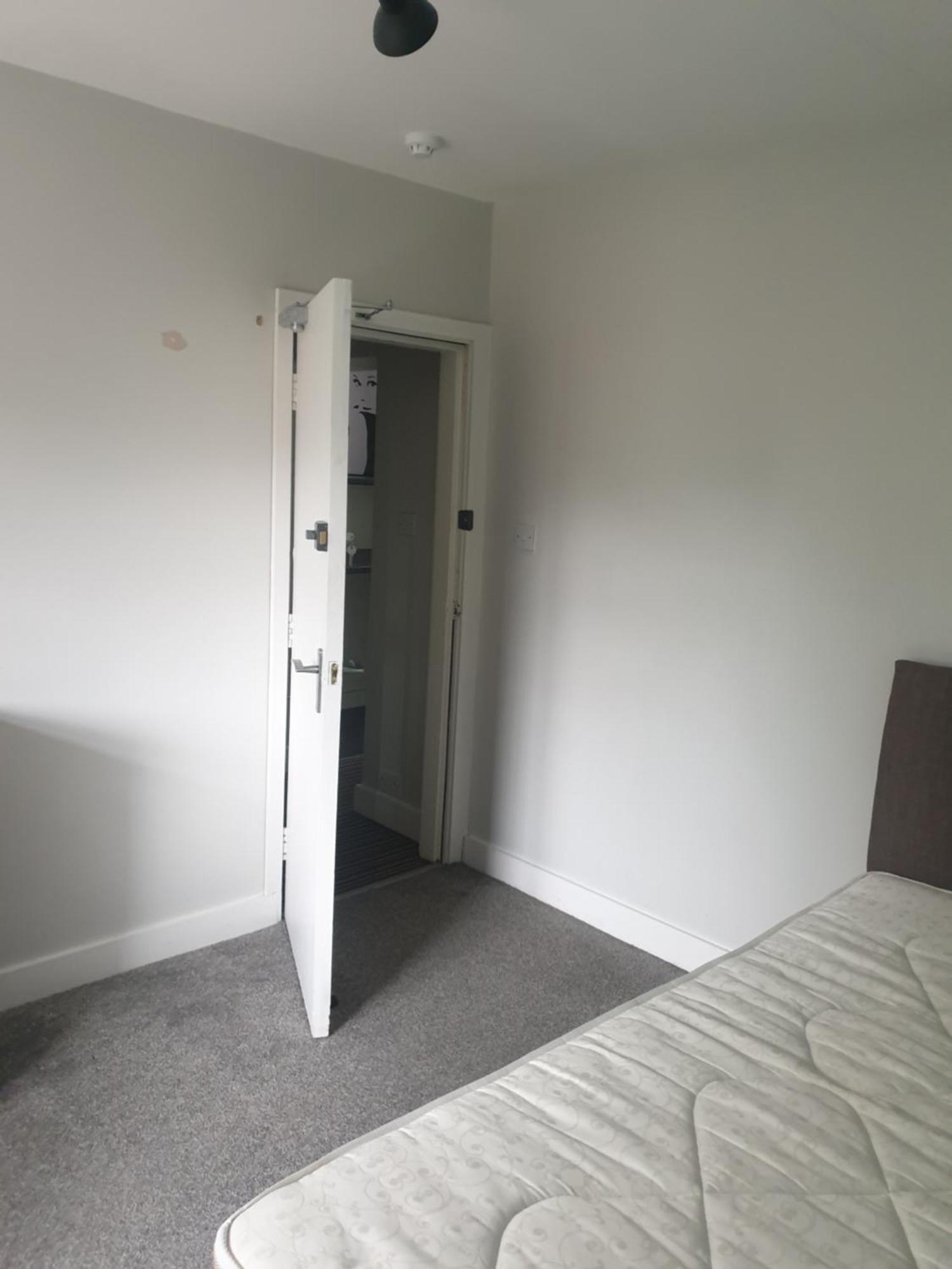 Mother-In-Law Guest House Hotel Leeds ลีดส์ ภายนอก รูปภาพ