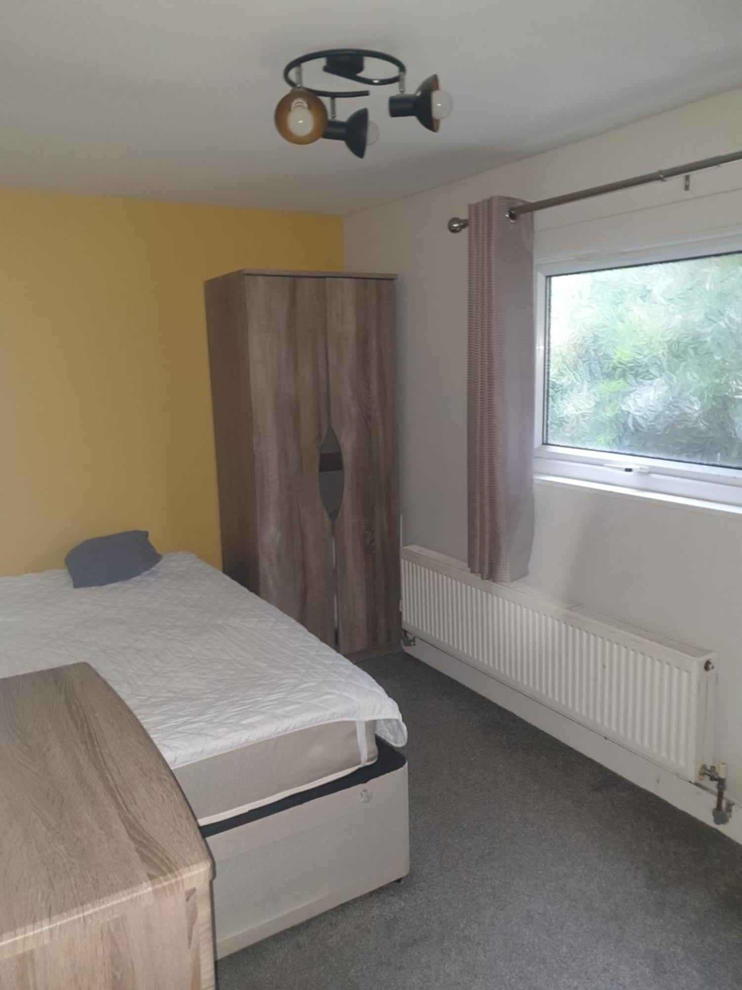 Mother-In-Law Guest House Hotel Leeds ลีดส์ ภายนอก รูปภาพ