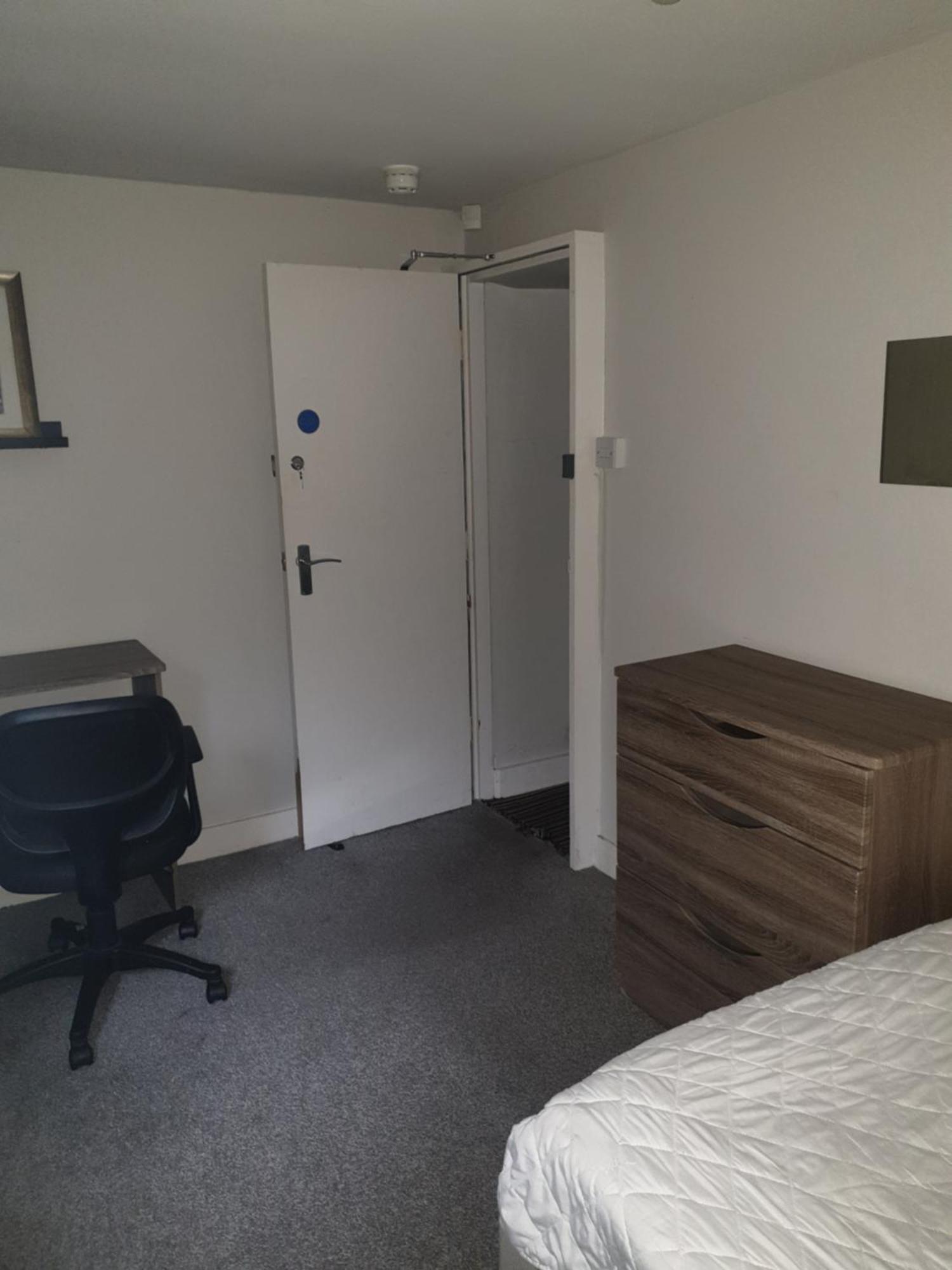 Mother-In-Law Guest House Hotel Leeds ลีดส์ ภายนอก รูปภาพ