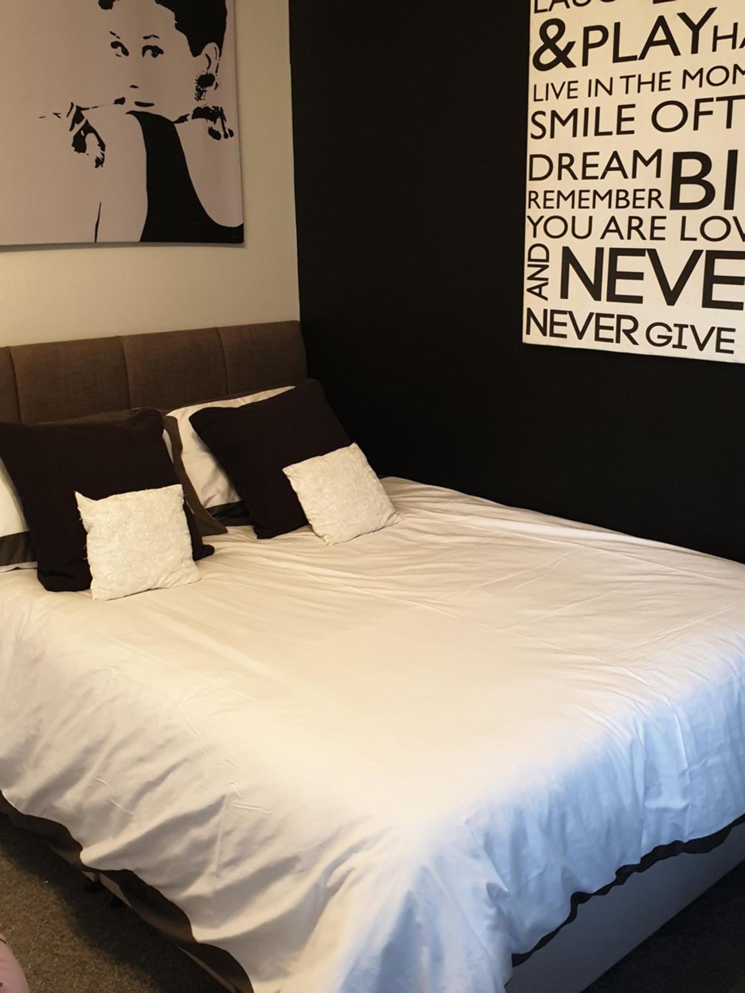 Mother-In-Law Guest House Hotel Leeds ลีดส์ ภายนอก รูปภาพ